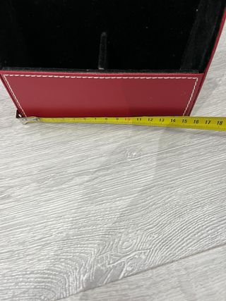 Organizador de escritorio rojo y negro.Solo envío