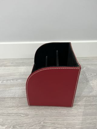 Organizador de escritorio rojo y negro.Solo envío