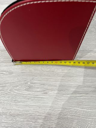 Organizador de escritorio rojo y negro.Solo envío