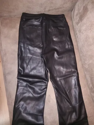 Pantalones efecto piel mujer