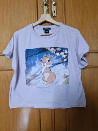 Camiseta corta lila con dibujo Disney de Bershka M