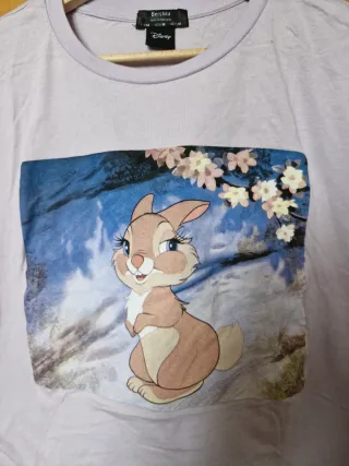 Camiseta corta lila con dibujo Disney de Bershka M