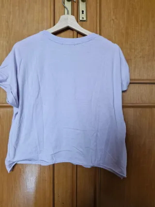 Camiseta corta lila con dibujo Disney de Bershka M