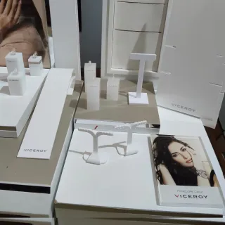 Expositor Joyas Viceroy Blanco y Dorado