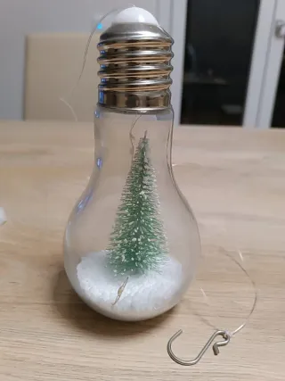 Lampadina decorativa con albero e neve