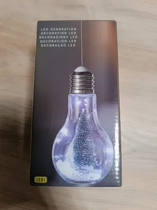 Lampadina decorativa con albero e neve