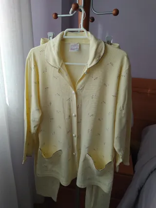 Pijama amarillo estampado