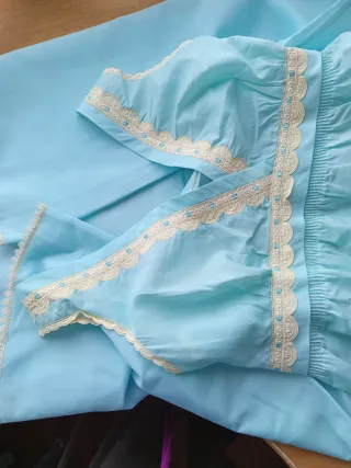Camisón largo azul turquesa con encaje