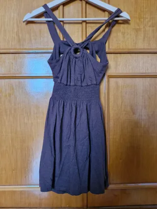 Top marrón con detalle de círculo en pecho