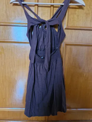 Top marrón con detalle de círculo en pecho