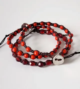 Bracciali rossi con bottoni