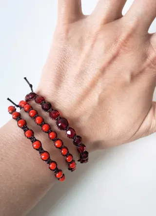 Bracciali rossi con bottoni