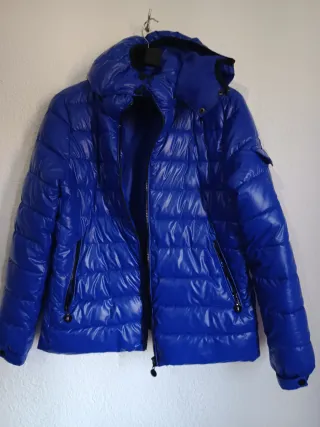 Chaqueta azul acolchada con capucha