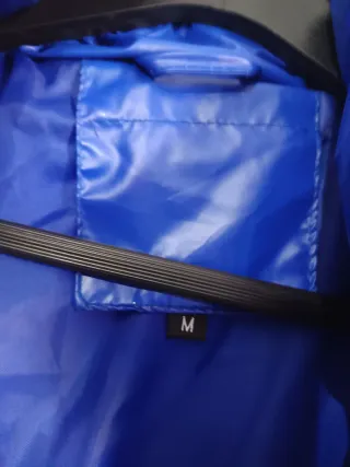 Chaqueta azul acolchada con capucha