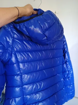 Chaqueta azul acolchada con capucha