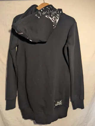 Sudadera larga negra con notas musicales