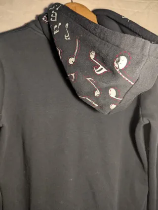 Sudadera larga negra con notas musicales