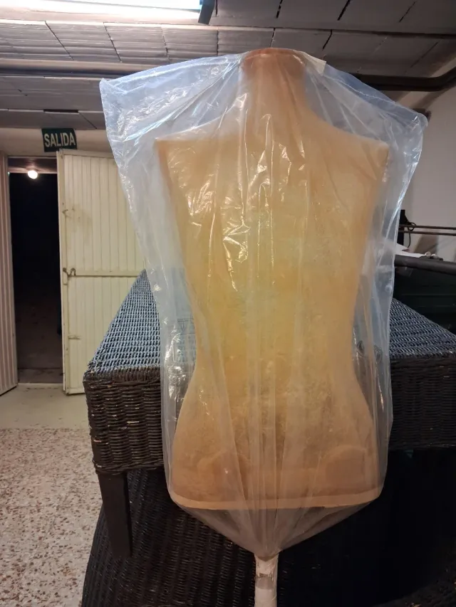 Maniquí infantil beige y transparente