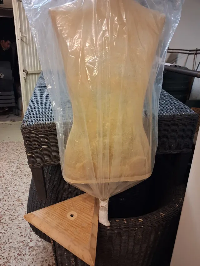 Maniquí infantil beige y transparente