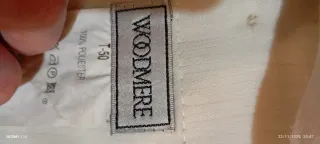 Pantalón de vestir gris con detalle dorado