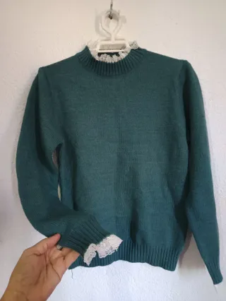 Jersey verde con cuello y puños de encaje