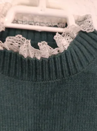 Jersey verde con cuello y puños de encaje
