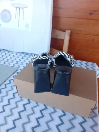 Zapatos de tacón negros y blancos