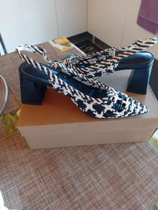 Zapatos de tacón negros y blancos