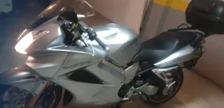 Honda VFR800 con maletas laterales. Negociable