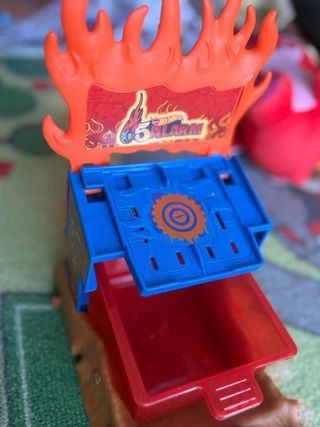 Camión Hot Wheels Monster Trucks + Lavadero Cars