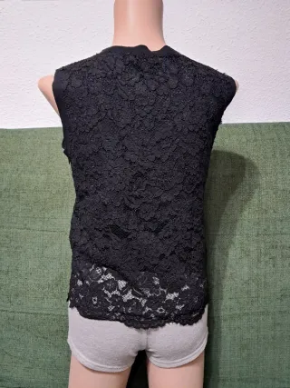 Blusa de encaje negra sin mangas