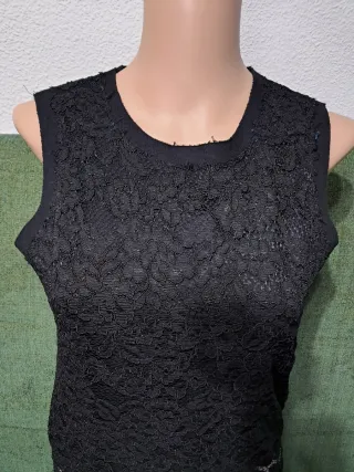 Blusa de encaje negra sin mangas