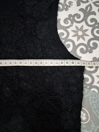 Blusa de encaje negra sin mangas