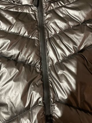 Cazadora acolchada gris y negra