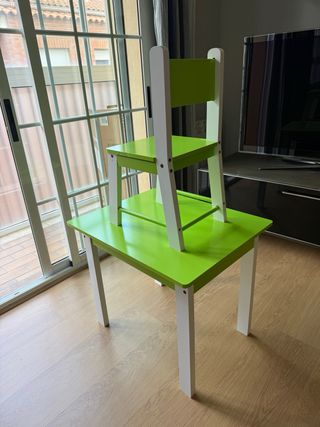 Mesa con silla de madera