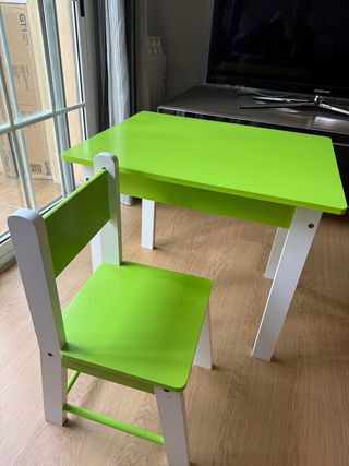 Mesa con silla de madera