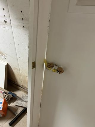 Puerta blanca con rejilla