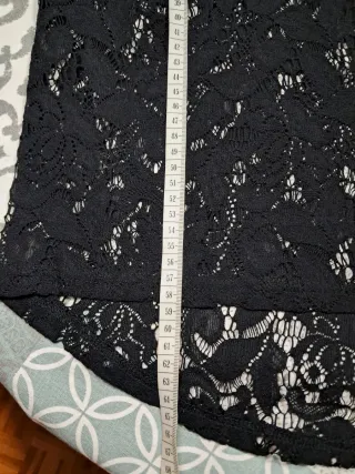 Blusa de encaje negra manga corta