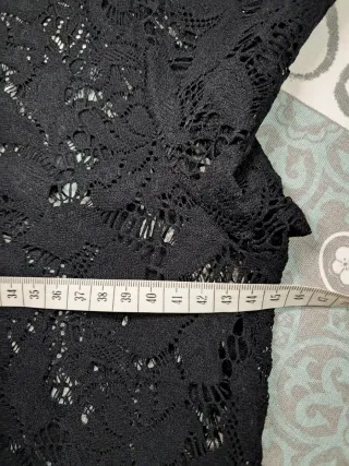 Blusa de encaje negra manga corta