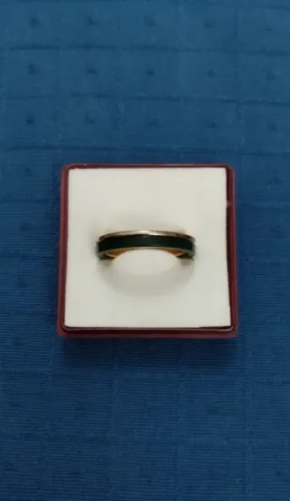 Anillo dorado bisutería banda verde