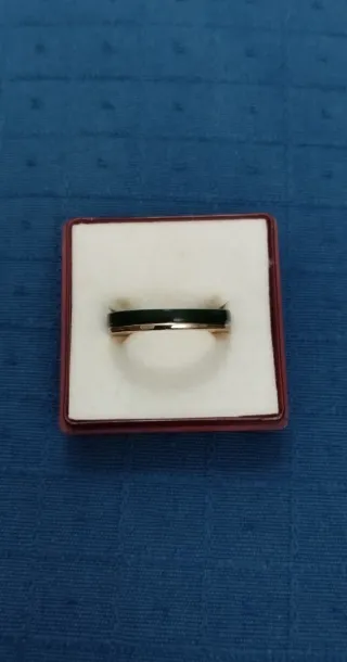 Anillo dorado bisutería banda verde