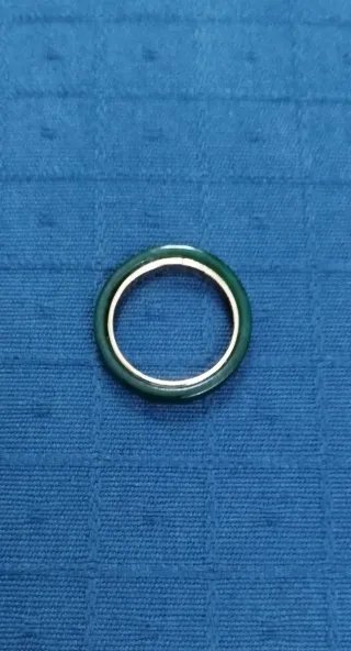 Anillo dorado bisutería banda verde