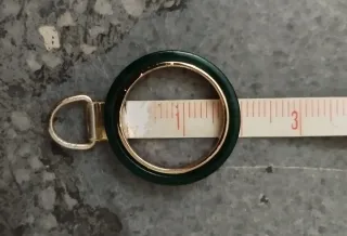 Anillo dorado bisutería banda verde