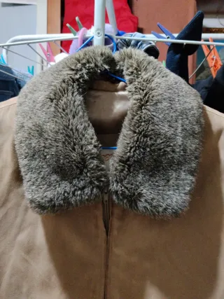 Chaquetón Beige Talla 50 con Cuello Gris