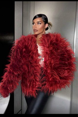 Abrigo de pelo rojo de lujo