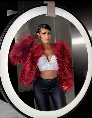 Abrigo de pelo rojo de lujo