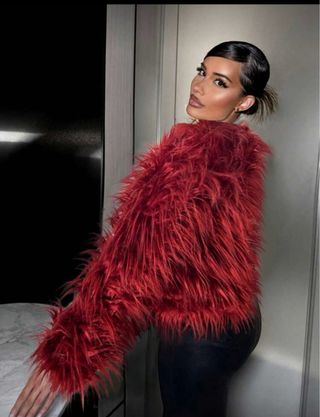 Abrigo de pelo rojo de lujo