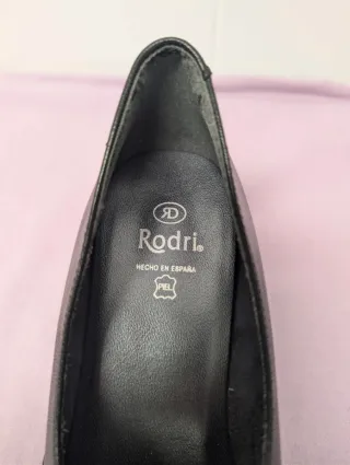 Zapatos de piel Rodri negros sin estrenar.