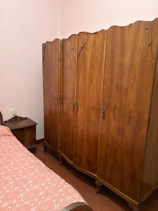 Armario antiguo de madera