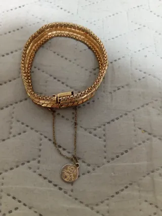 Pulsera vintage ancha bañada en oro con medallita